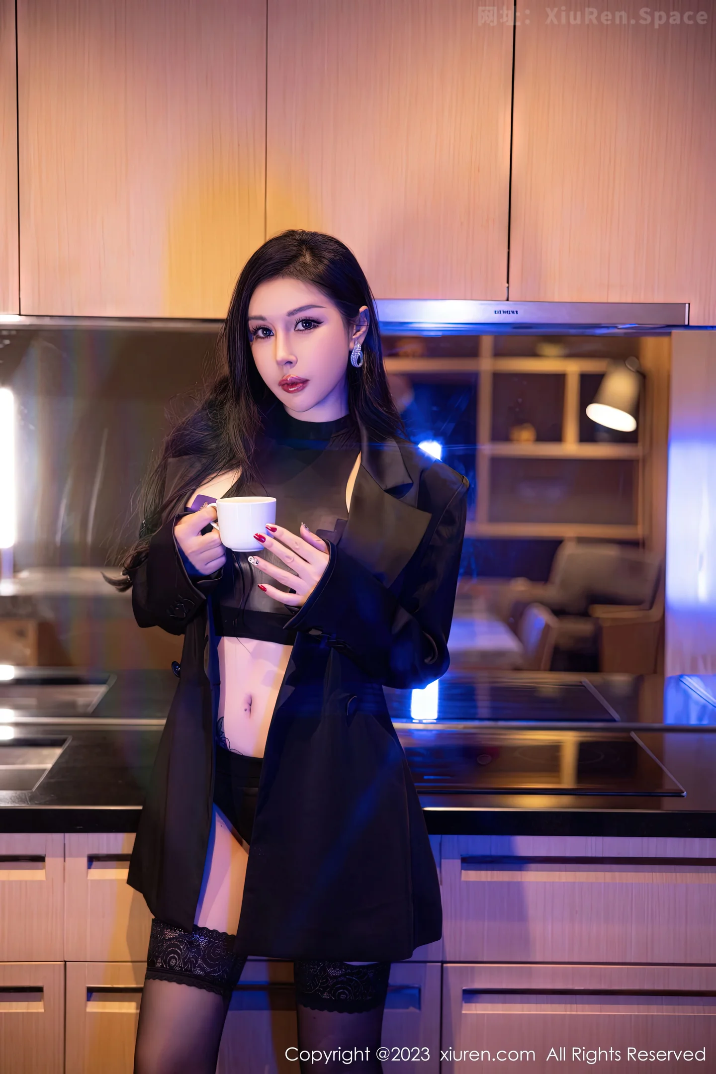 图片[4]-[XiuRen秀人网]2023.01.12 VOL.6122 李雅柔182CM 灰色透视衬衫与黑色短裙加黑丝美腿性感私房写真集-秀人网官方网站